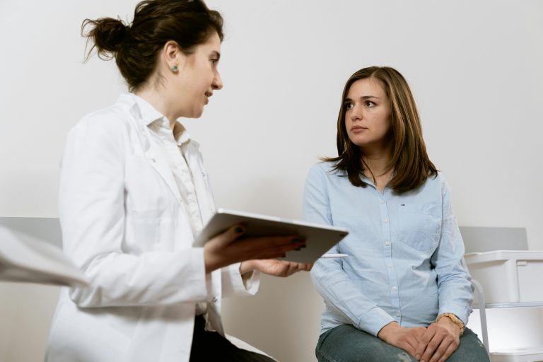 Eine Ärztin bespricht mit einer Patientin die nächsten Schritte im Abklärungsprozess. Solche Gespräche sind Teil der professionellen ADHS-Diagnostik, wie sie in Schweizer Fachpraxen oder Kliniken durchgeführt wird.