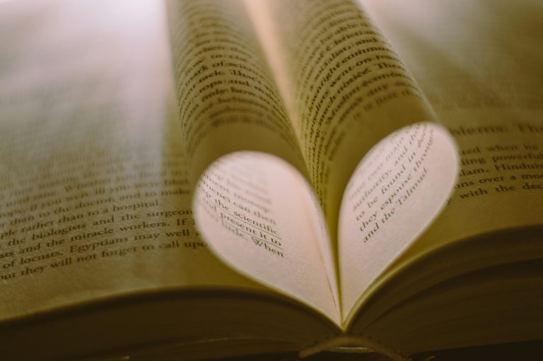 Symbolbild: Aufgeschlagenes Buch mit Seiten in Herzform – steht sinnbildlich für fundiertes Wissen und den respektvollen Umgang mit ADHS jenseits von Vorurteilen.