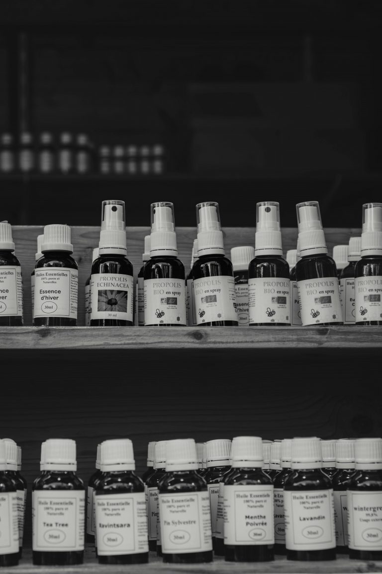 Ein Regal mit verschiedenen ätherischen Ölen und Sprays, die in der komplementären Medizin genutzt werden. In der Naturheilkunde bei ADHS in der Schweiz spielen solche pflanzlichen Mittel eine unterstützende Rolle bei Schlafproblemen, Unruhe oder Konzentrationsschwierigkeiten.