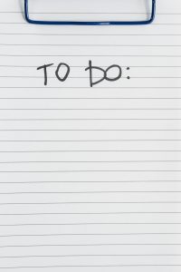 Eine leere To-do-Liste auf einem linierten Blatt mit dem Titel „TO DO:“. Klare Strukturen wie diese Liste helfen, den Arbeitsalltag besser zu bewältigen.