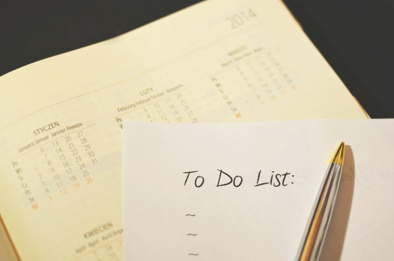 Ein Kalenderbuch liegt offen neben einer handgeschriebenen To-Do-Liste. Strukturierte Planung und visuelle Hilfsmittel wie diese können Menschen mit ADHS im Beruf in der Schweiz helfen, den Alltag besser zu meistern.