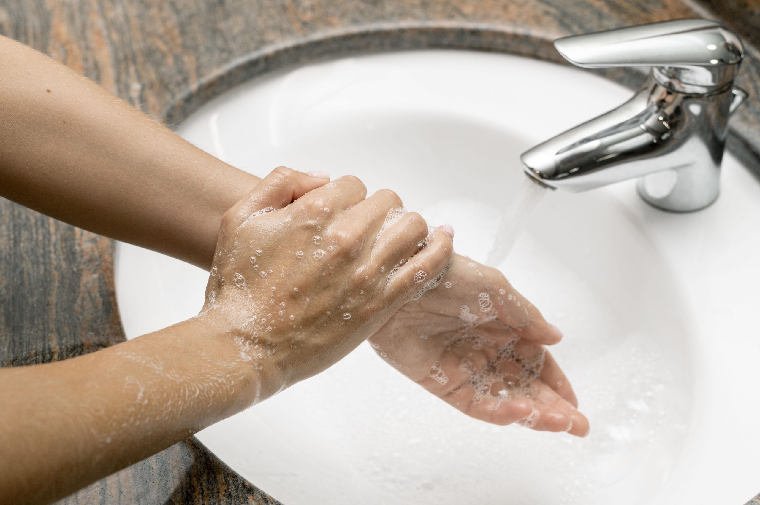 Zwei Hände werden unter fliessendem Wasser gründlich eingeseift und gewaschen. Das Bild steht für zwanghafte Reinigungsrituale, ein typisches Merkmal von Zwangsstörungen. In Kombination mit ADHS Schweiz können solche Zwänge den Alltag zusätzlich erschweren und bedürfen gezielter Therapie.