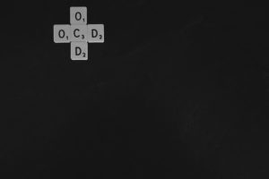 Vier Scrabble-Steine bilden das Wort „OCD“ in Kreuzform. Das Bild steht für die englische Abkürzung der Zwangsstörung.