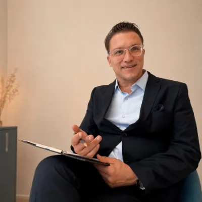 Dirk Sikorski, Facharzt für Psychiatrie und Psychotherapie bei klaro ADHS, Porträt aus der Praxis im Greencity Zürich