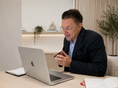 Dirk von klaro ADHS führt in einer modern eingerichteten Praxis eine digitale Beratung am Laptop durch. Das Bild zeigt die Verbindung von persönlicher Fachlichkeit und flexibler ADHS-Therapie online in der Schweiz.
