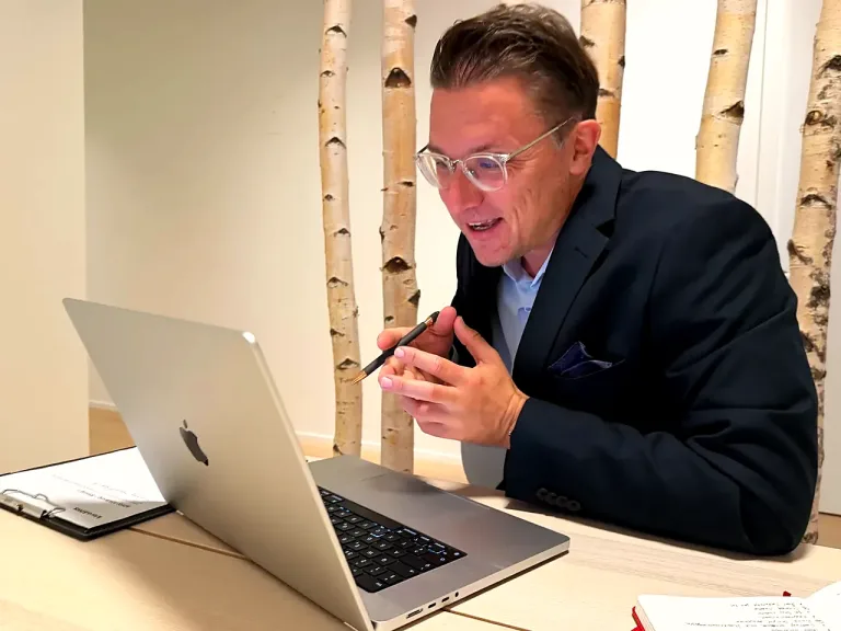 Dirk Sikorski führt eine Videosprechstunde für klaro ADHS am Laptop