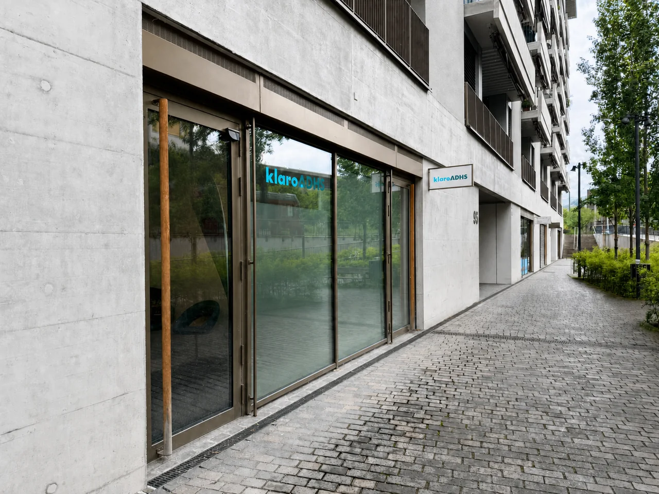 Eingang der klaro ADHS Praxis in Zürich Greencity, Maneggstrasse 93, mit klaro ADHS Logo auf der Glasfront