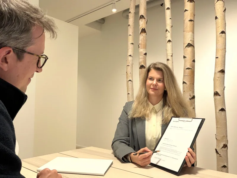 Erstgespräch in der klaro ADHS Praxis im Greencity Zürich: Fachärztin bespricht die ADHS-Abklärung mit einem Patienten