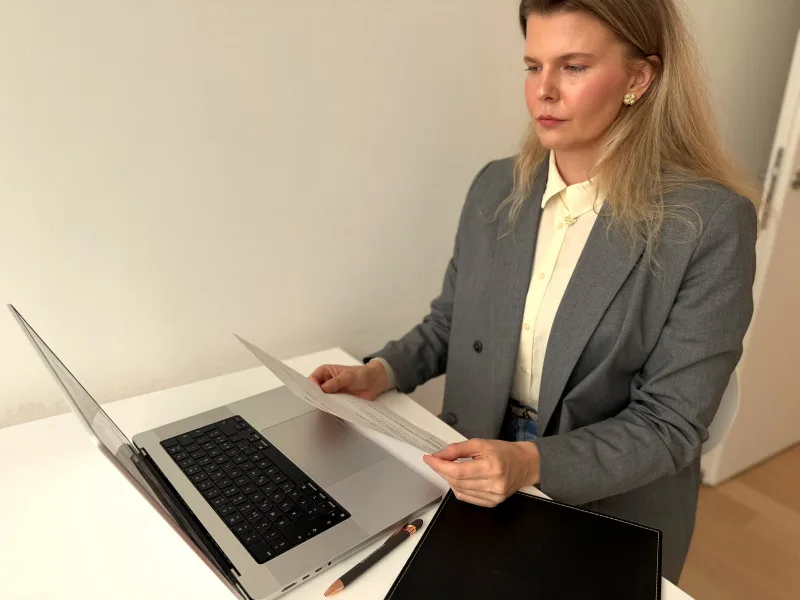 Fachärztin von klaro ADHS prüft Anmeldeunterlagen am Laptop in der Praxis im Greencity Zürich